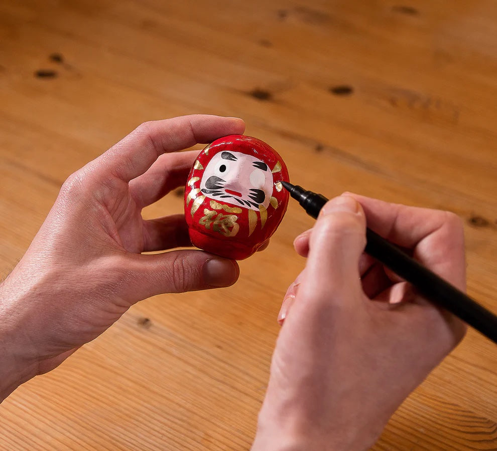 Découvrez la Poupée Daruma : Histoire, Légende et Utilisation