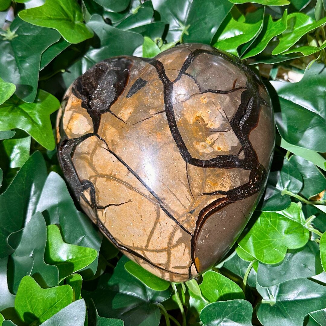 Coeur en Septaria sauvage de Madagascar avec inclusions de Cristal de Roche - 1.960kg