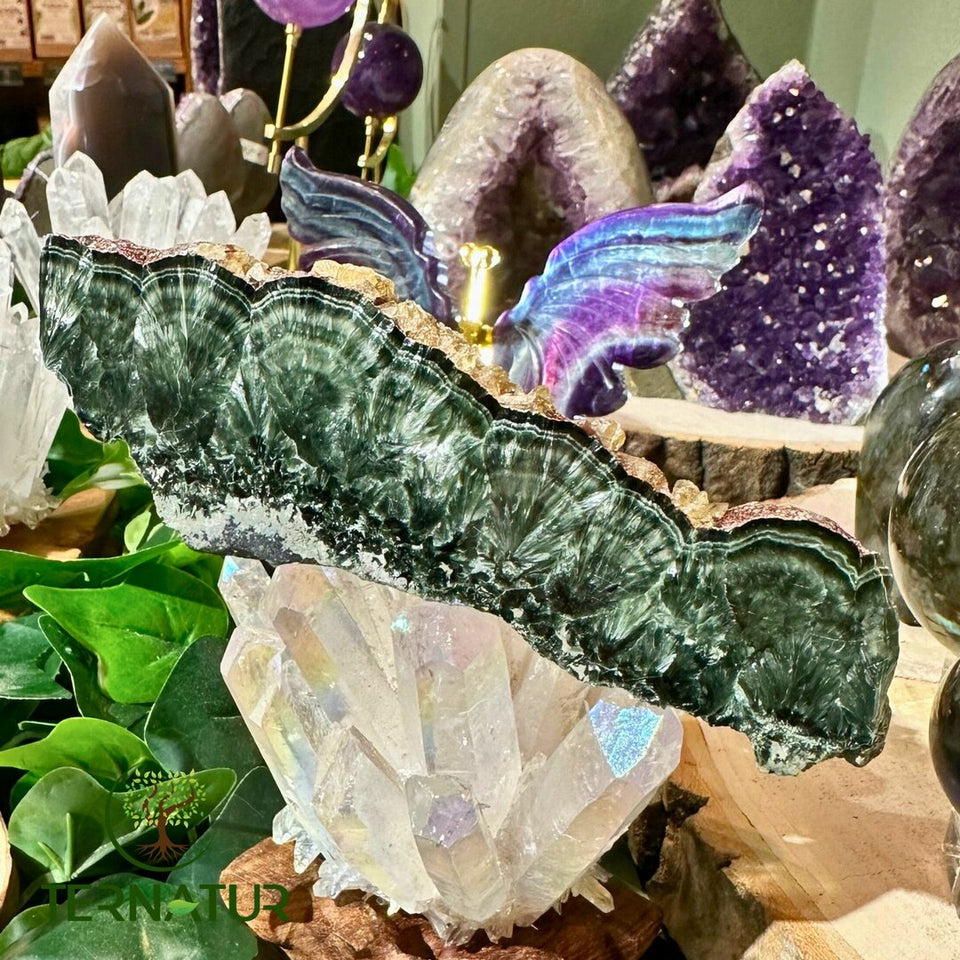 Tranche de Séraphinite avec inclusions de calcite