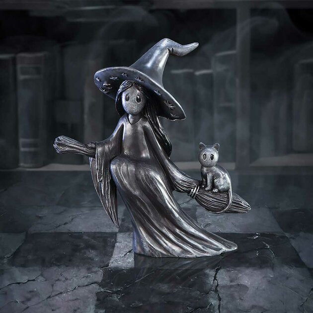 Statuette « Nyx et son Familier » – Sorcière sur son Balai